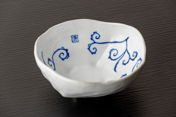 脚付き中鉢　唐草紋様　径14.5cm